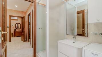 Shower, bidet, towels
