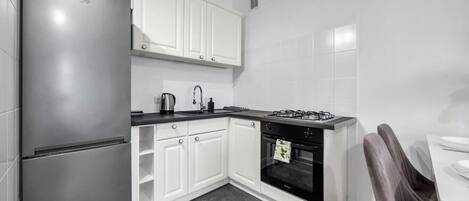 Refrigerador, horno, parrilla de estufa y utensilios de cocina