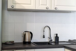 Refrigerador, horno, parrilla de estufa y utensilios de cocina 