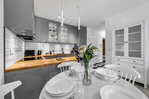 Een koelkast, een microgolfoven, een oven, een kookplaat