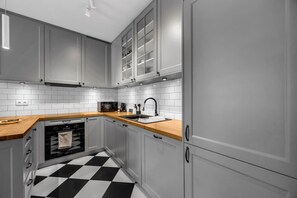 Réfrigérateur, micro-ondes, four, plaque de cuisson