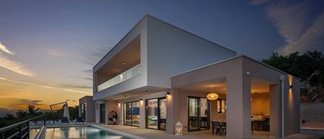 Una piscina cubierta