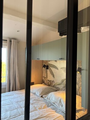 Een strijkplank/strijkijzer, wifi, beddengoed