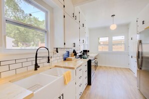 冷蔵庫、電子レンジ、オーブン、コンロ