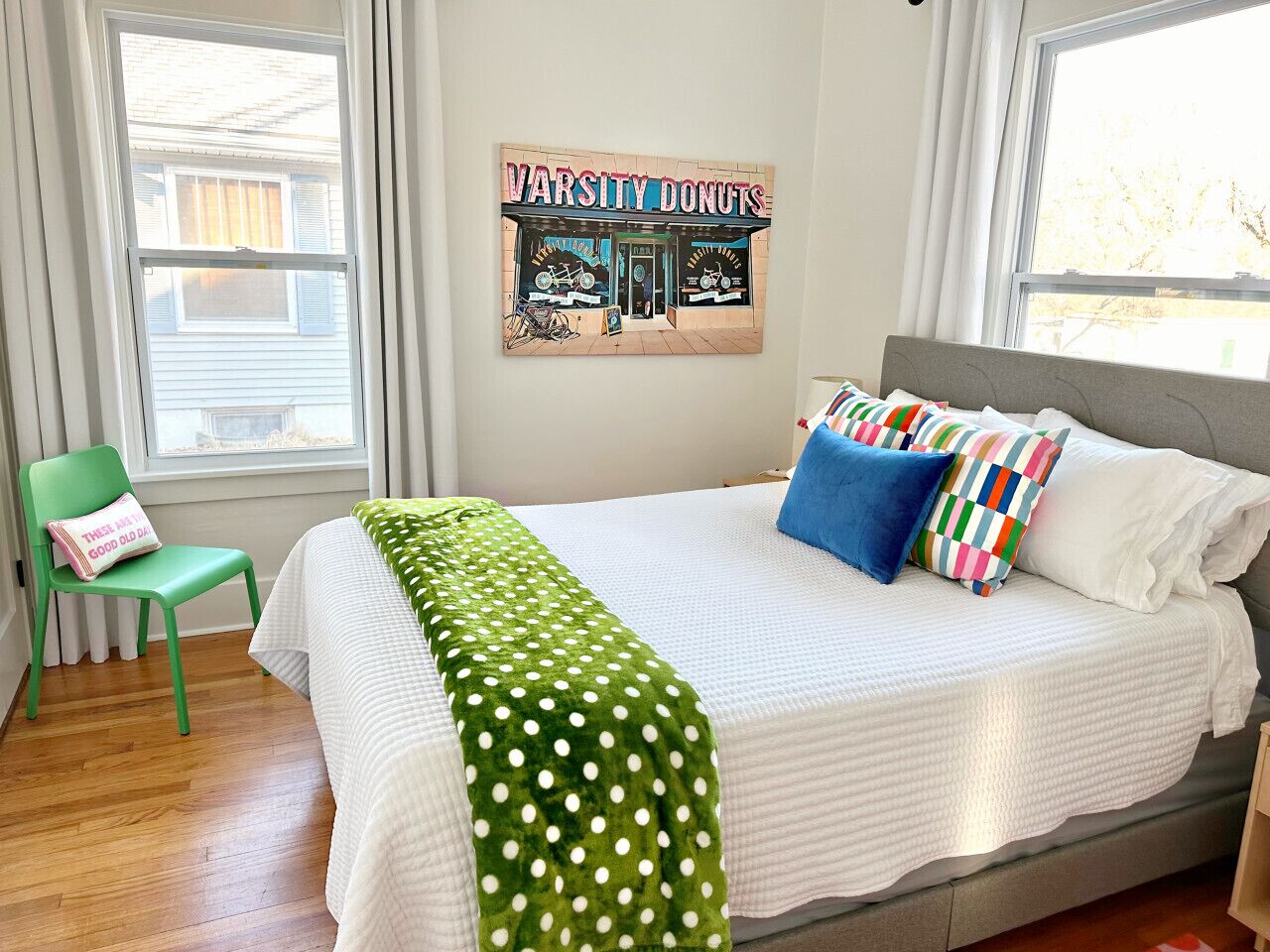 4 slaapkamers, een bureau, een strijkplank/strijkijzer, reisbedje