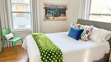 4 slaapkamers, een bureau, een strijkplank/strijkijzer, reisbedje