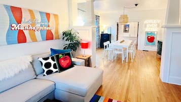 TV connectée, livres, espaces bureaux