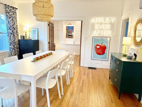 Colorful & Cozy 4BR/2BA Near KSU, Family & Groups