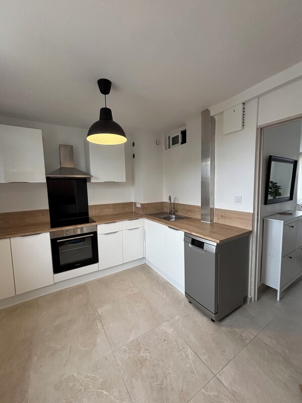 Mikrowelle, Ofen, Herdplatte, Geschirrspüler