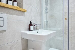 Douche, sĂšche-cheveux, serviettes fournies, savon