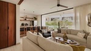 Uma sala de estar moderna com sofá, mesa de centro e área de jantar.