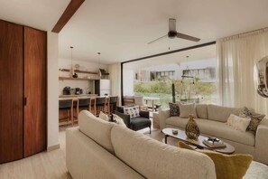 Un salon moderne avec un canapé, une table basse et un coin repas.