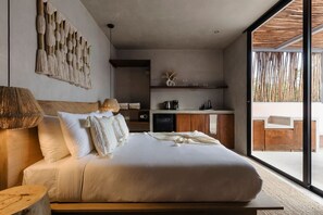 3 soveværelser, pengeskab på værelset, skrivebord, strygejern/strygebræt