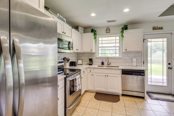 Fridge, microwave, stovetop, dishwasher