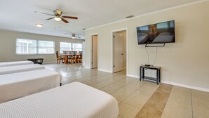 A hotel room with two beds, a ceiling fan, a TV mounted on the wall, and a dining area with chairs and a table. - Home 3 Mi to Homosassa Springs Wildlife State Park (Homosassa)