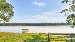 Un parc au bord du lac, équipé d’une table de pique-nique et d’un point de vue.