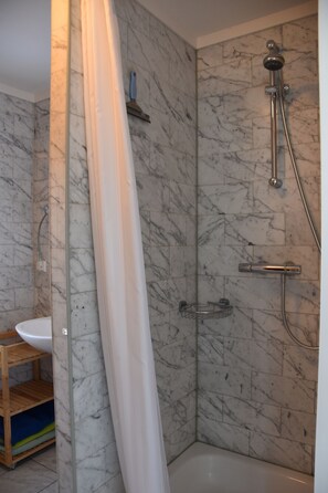 Shower, jetted tub, hair dryer