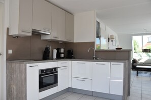 Geladeira, micro-ondas, fogão, cooktop