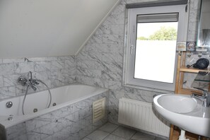 Dusch, bubbelbadkar och hårtork