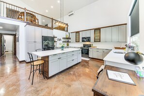 Fridge, microwave, stovetop, dishwasher - Relax, Reconnect & Explore: Modern Idaho House! (Naples)