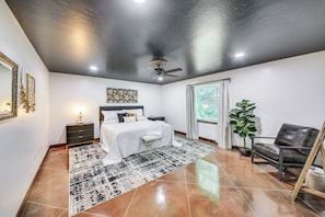 3 bedrooms, iron/ironing board, travel crib, internet