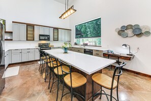 Kylskåp, mikrovågsugn, spishäll och diskmaskin