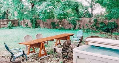 White Bohemian Mansion - Hot tub 9 bedrooms 5 baths