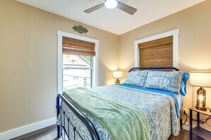 2 bedrooms, desk, iron/ironing board, Internet - Visit Lake Texoma & Casinos: Restored 1930s Home (Denison)