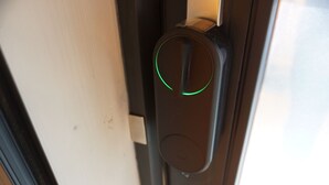 A door handle with a green light indicator.