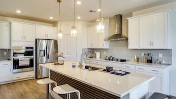 Fridge, microwave, stovetop, dishwasher