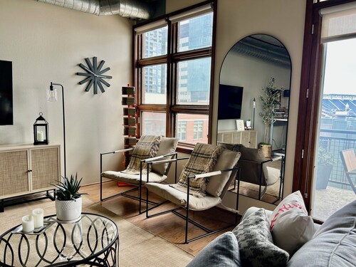 Modern Cozy Loft King Bed Sleeps 2 Petco Park View Pet Friendly