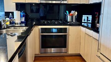 Een magnetron, een oven, een kookplaat, een vaatwasser