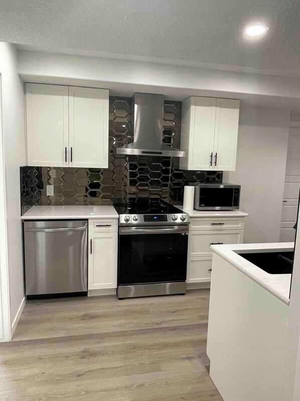 Mikrowelle, Ofen, Herdplatte, Geschirrspüler