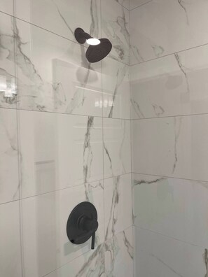 Dusche, Haartrockner, Handtücher, Seife