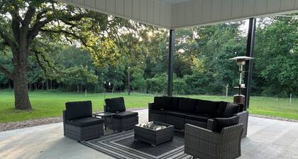 Little House on the Creek- 15 min from The Franklin Ranch 30 min from Kyle Field