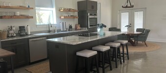 Little House on the Creek- 15 min from The Franklin Ranch 30 min from Kyle Field