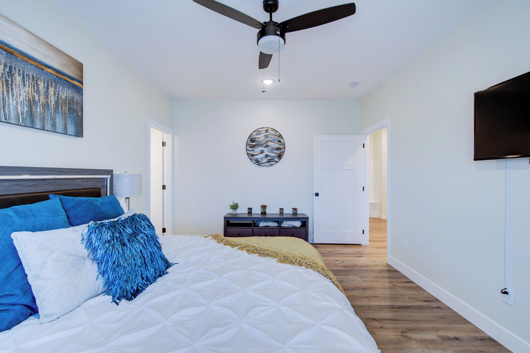 3 bedrooms, iron/ironing board, WiFi, bed sheets