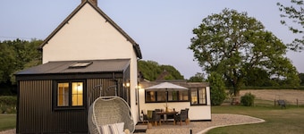 Historic Farmhouse Retreat |South Downs |Sleeps 8