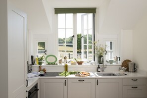 Réfrigérateur, four à micro-ondes, un four, surface de cuisson
