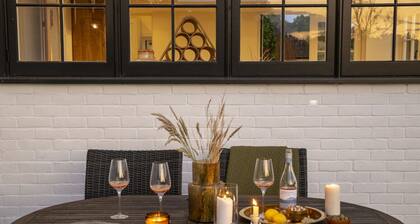 Historic Farmhouse Retreat |South Downs |Sleeps 8