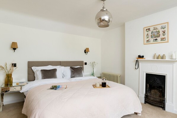 4 habitaciones, escritorio y tabla de planchar con plancha 