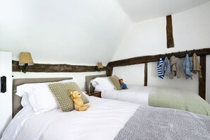 4 chambres, fer et planche à repasser, lit de bébé portatif