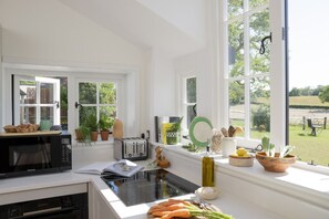 Réfrigérateur, four à micro-ondes, un four, surface de cuisson