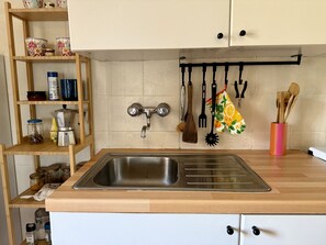 Kühlschrank, Mikrowelle, Ofen, Wasserkocher mit Kaffee-/Teezubehör