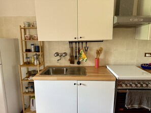 Fridge, microwave, oven, coffee/tea maker