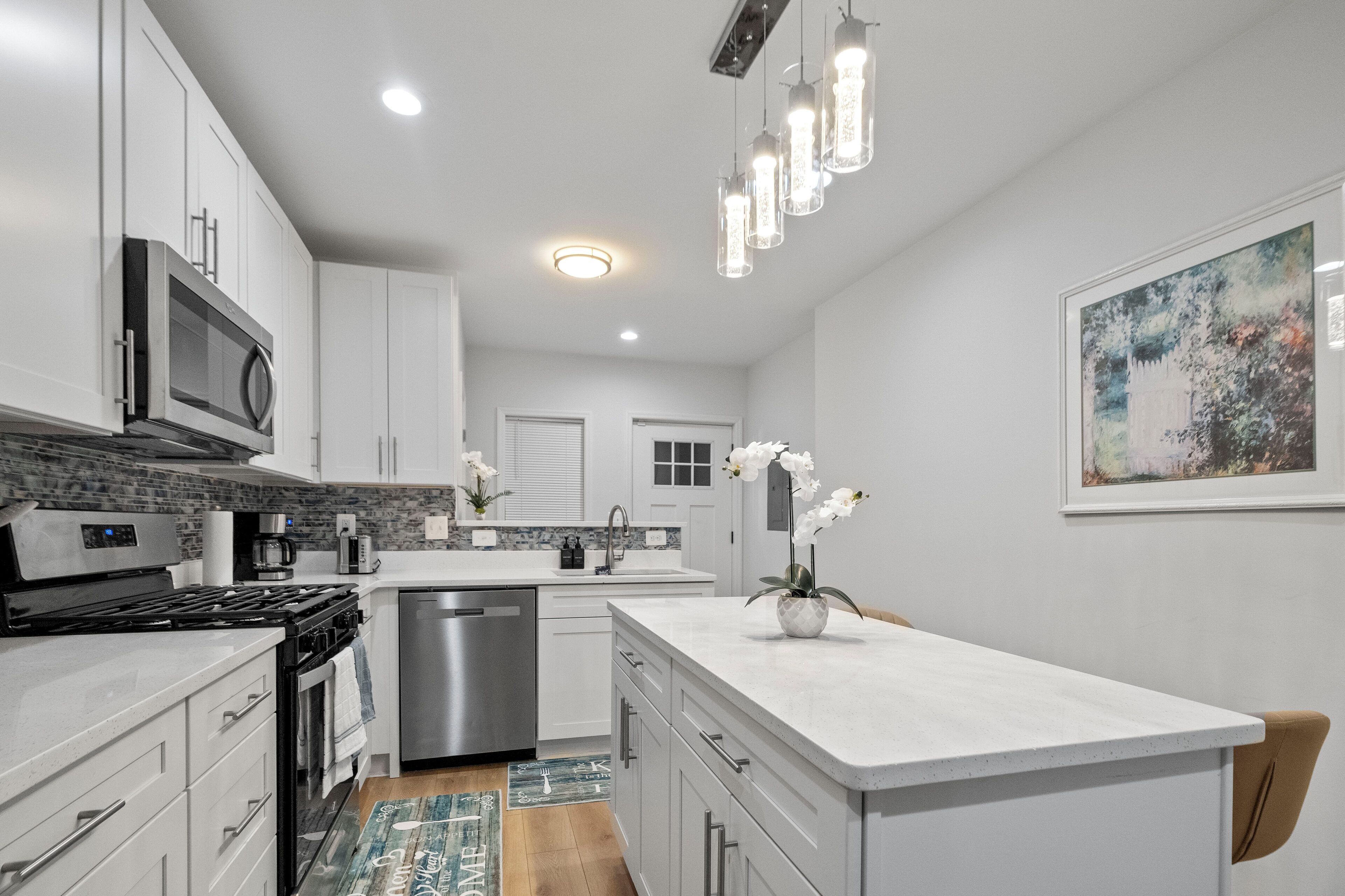 Mikrobølgeovn, ovn, kokeplater og oppvaskmaskin