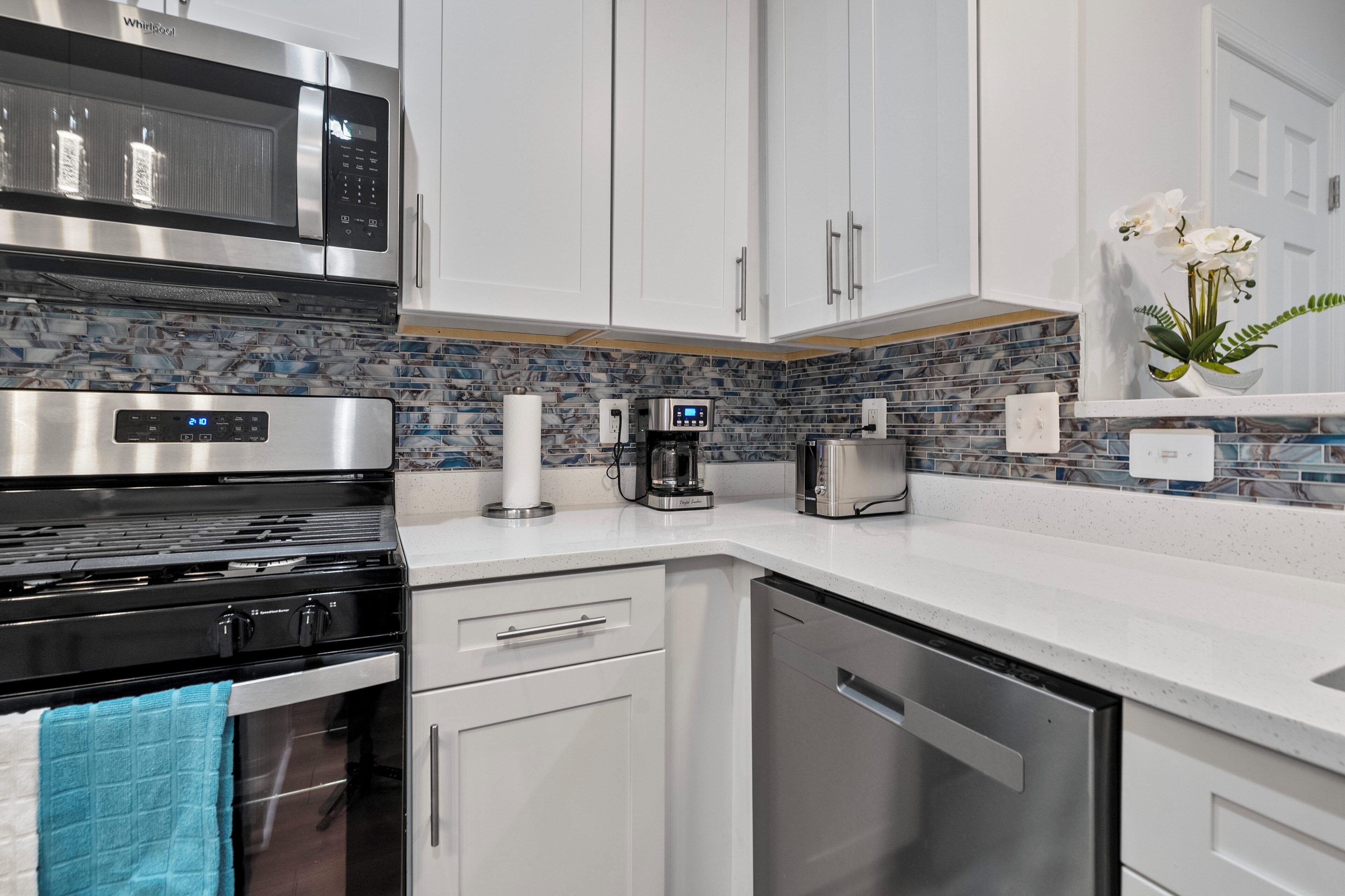 Four à micro-ondes, un four, surface de cuisson, lave-vaisselle