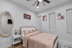 2 soverom, skrivebord, strykejern/-brett og wi-fi (inkludert)