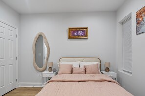 2 slaapkamers, een bureau, een strijkplank/strijkijzer, gratis wifi