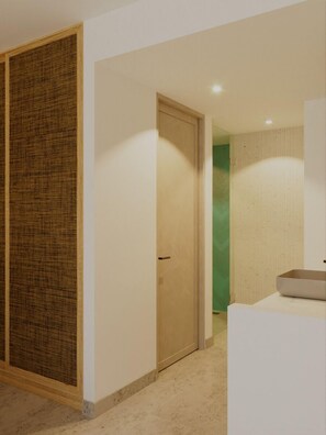 Dusj, regndusjhode, toalettartikler (inkludert) og hårføner